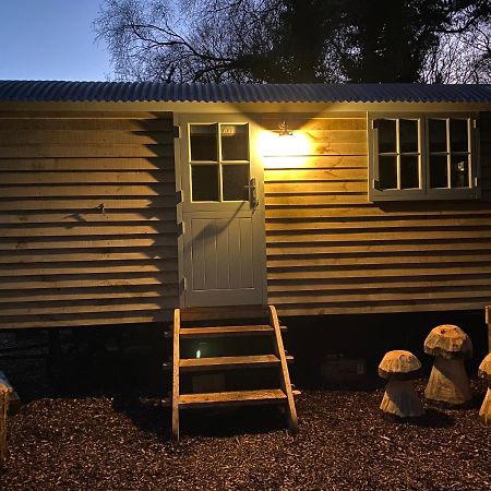 Chez Maurice Luxury Shepherds Hut With Bath And Hot Tub Kelling Eksteriør billede