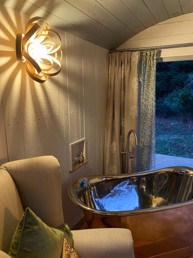 Chez Maurice Luxury Shepherds Hut With Bath And Hot Tub Kelling Eksteriør billede