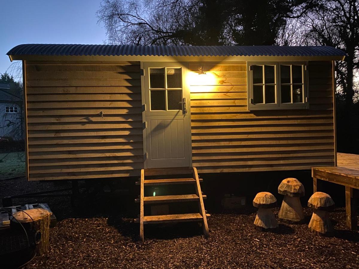 Chez Maurice Luxury Shepherds Hut With Bath And Hot Tub Kelling Eksteriør billede