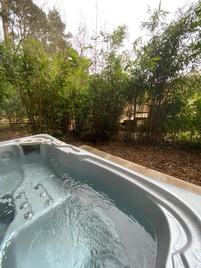 Chez Maurice Luxury Shepherds Hut With Bath And Hot Tub Kelling Eksteriør billede