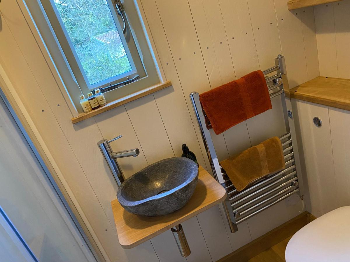 Chez Maurice Luxury Shepherds Hut With Bath And Hot Tub Kelling Eksteriør billede