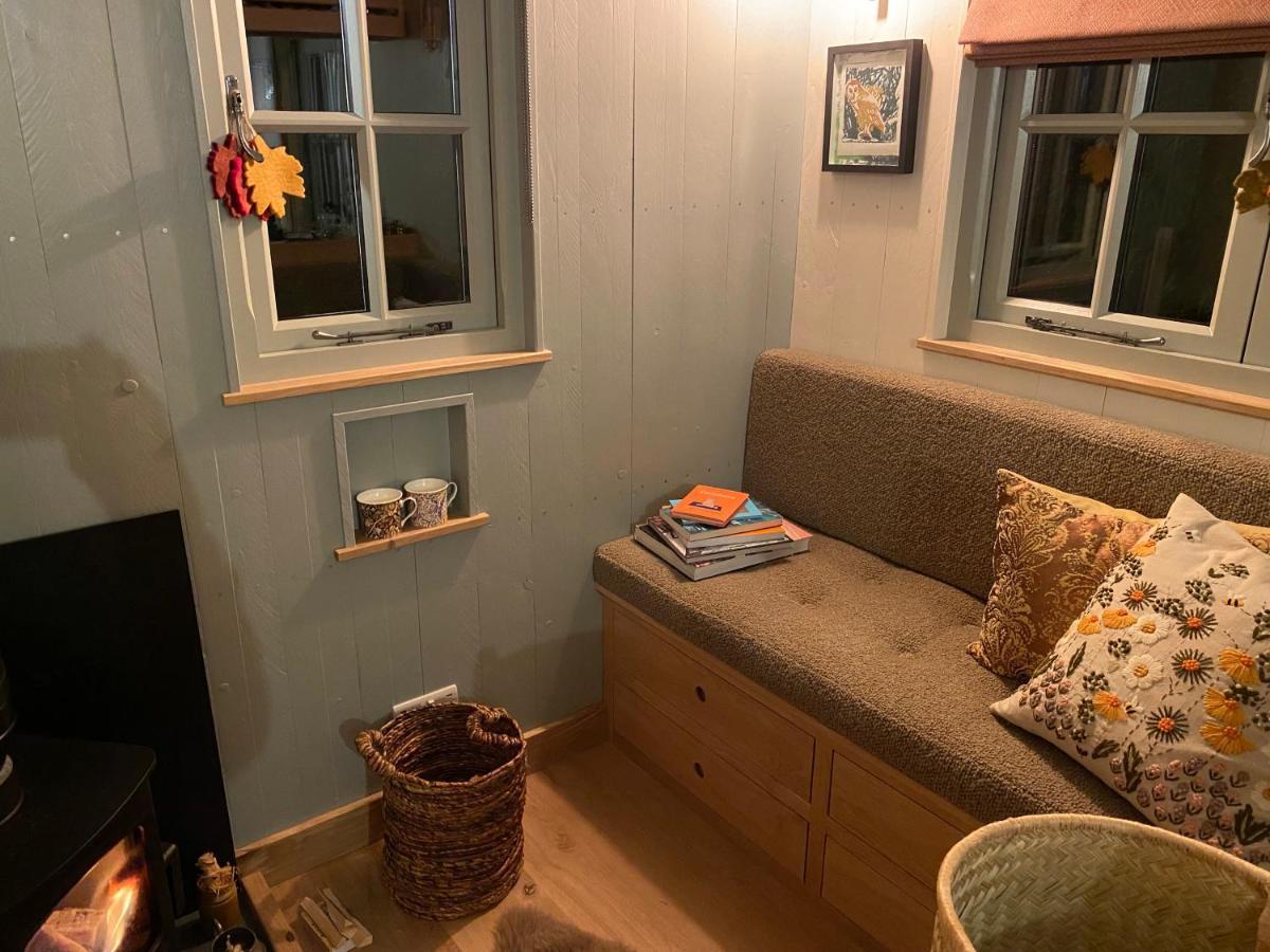Chez Maurice Luxury Shepherds Hut With Bath And Hot Tub Kelling Eksteriør billede