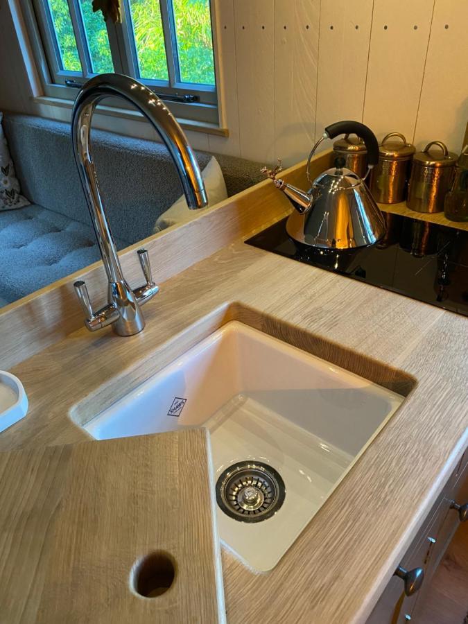 Chez Maurice Luxury Shepherds Hut With Bath And Hot Tub Kelling Eksteriør billede